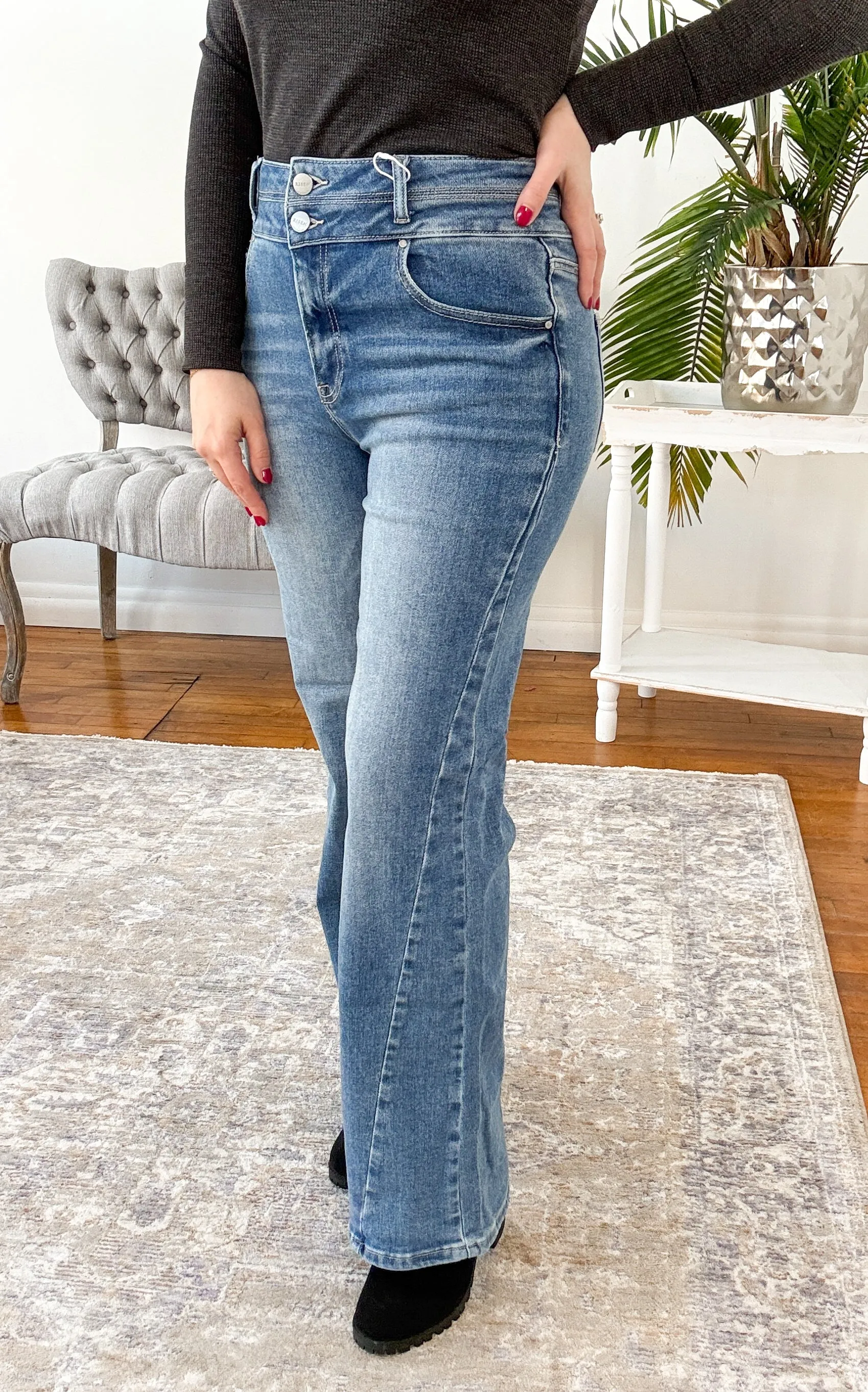 Glinda High Rise Double Button Straight Risen Jeans